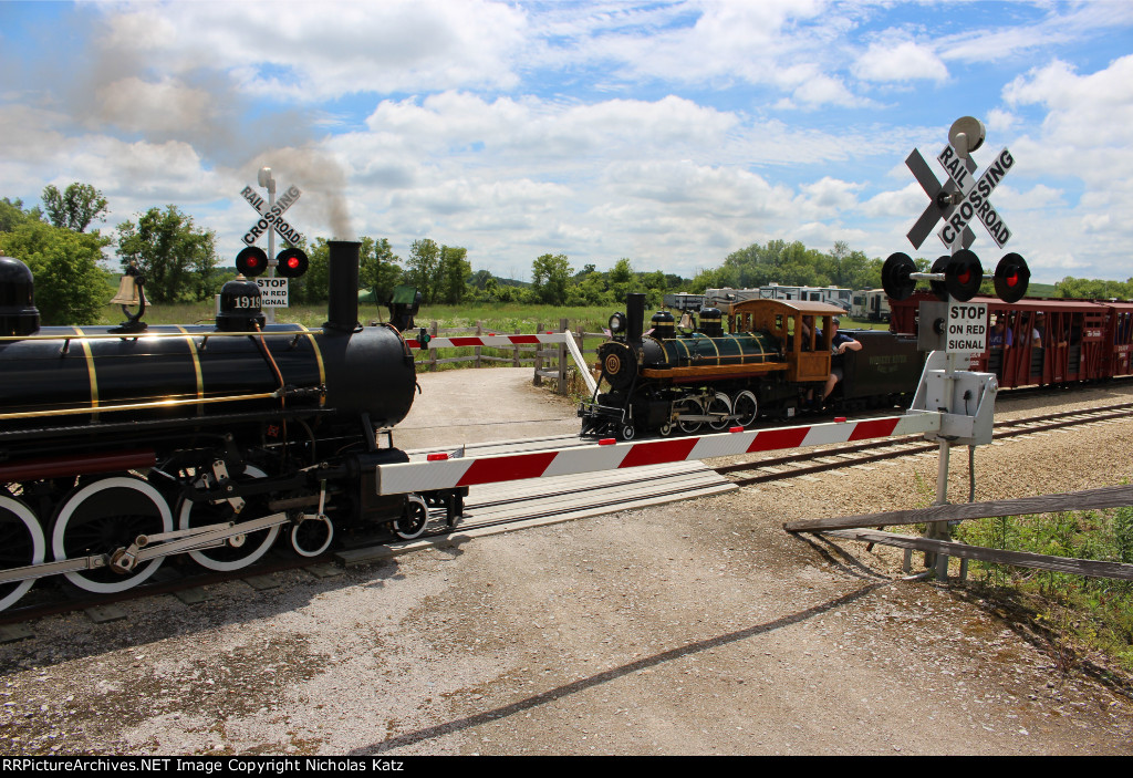 The "Oakland Acorn" and #1919 meet at the crossing